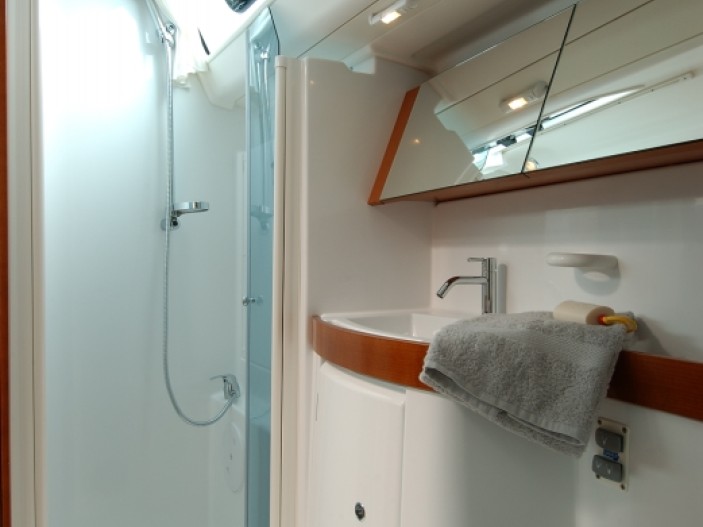 Sailboat rental in Corfu - Bénéteau Oceanis 43