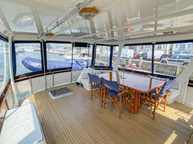 Bareboat Rental Motorboat Trader with a boat licence