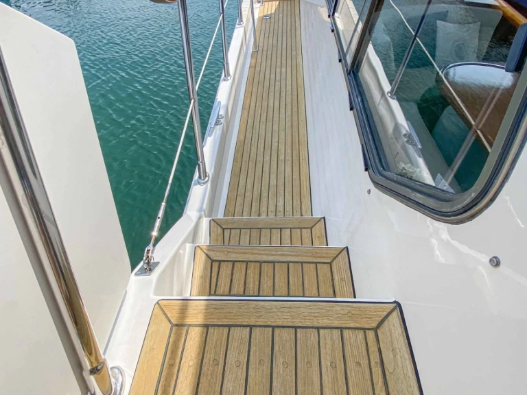 Rent a Trader 54 Sundeck City of Belfast