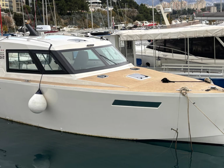 Bareboat Rental Luxury Yacht Aliskaf37  with a boat licence