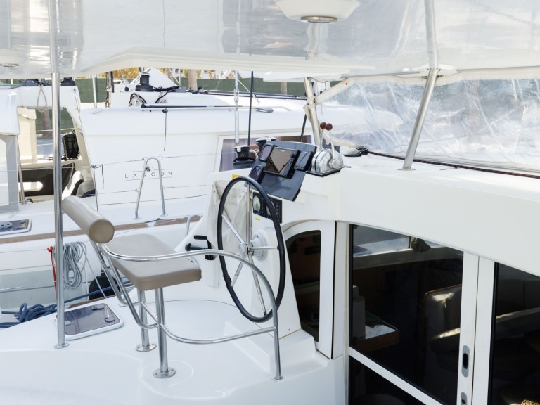 Lagoon Lagoon 380 S2 in Kos on SamBoat