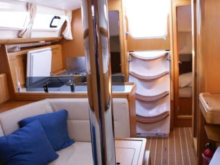 Jeanneau Sun Odyssey 36i in Punta Ala on SamBoat