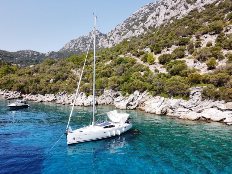 Boat rental Bénéteau Oceanis 43 in Adaköy on Samboat