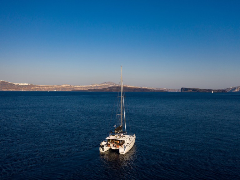 Boat rental Lagoon Lagoon 450 F in Lávrio on Samboat