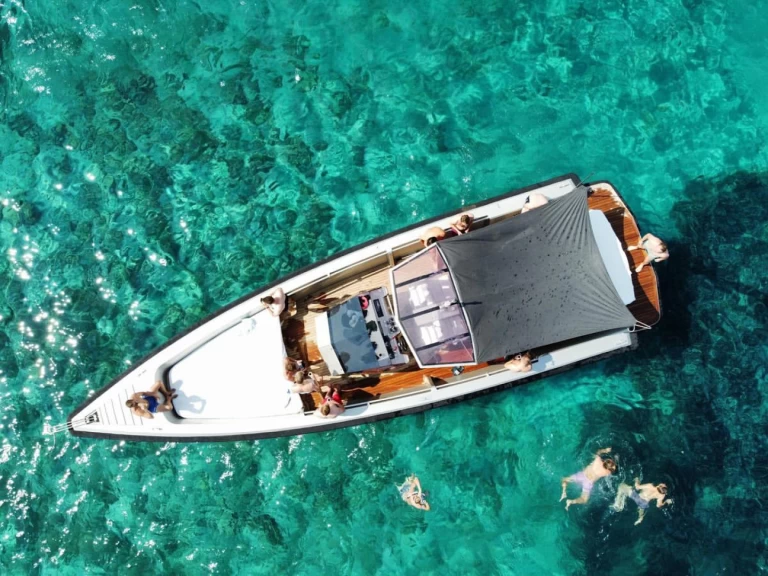 Bareboat Rental Motorboat Wally with a boat licence