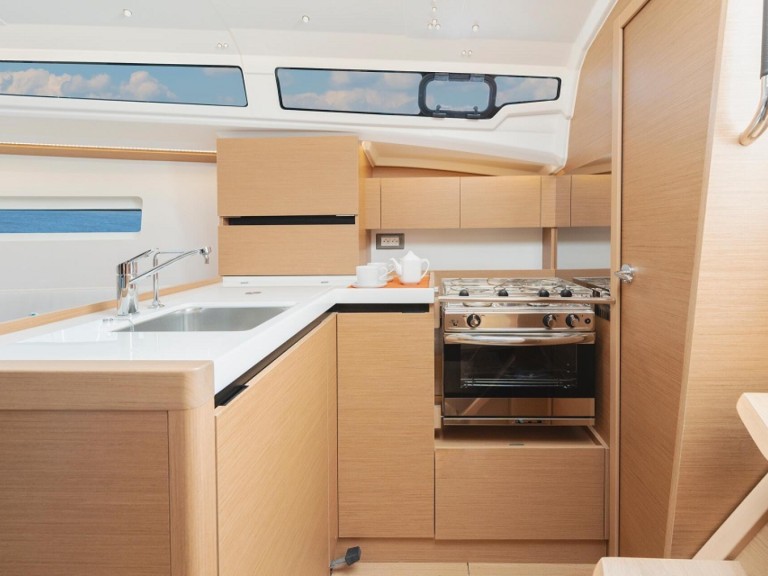 Sailboat for rent Hyères at the best price