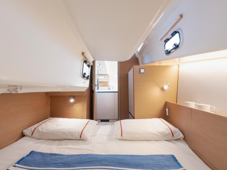 Rent a Jeanneau Sun Odyssey 350 Hyères