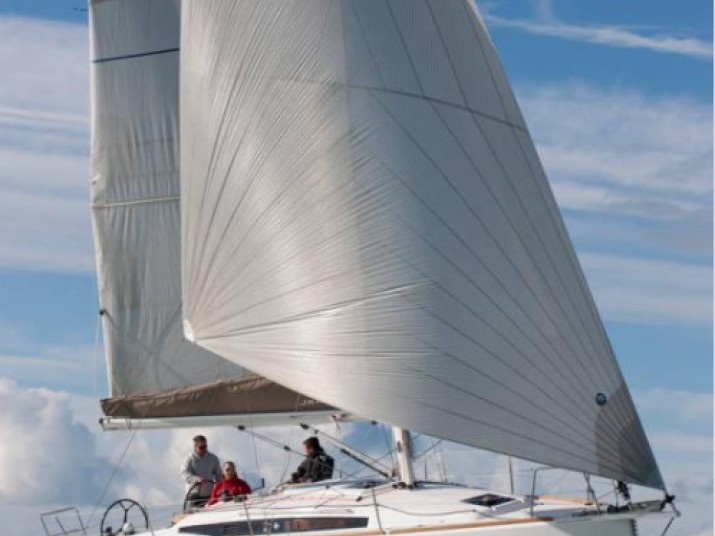 Sailboat for rent Hyères at the best price