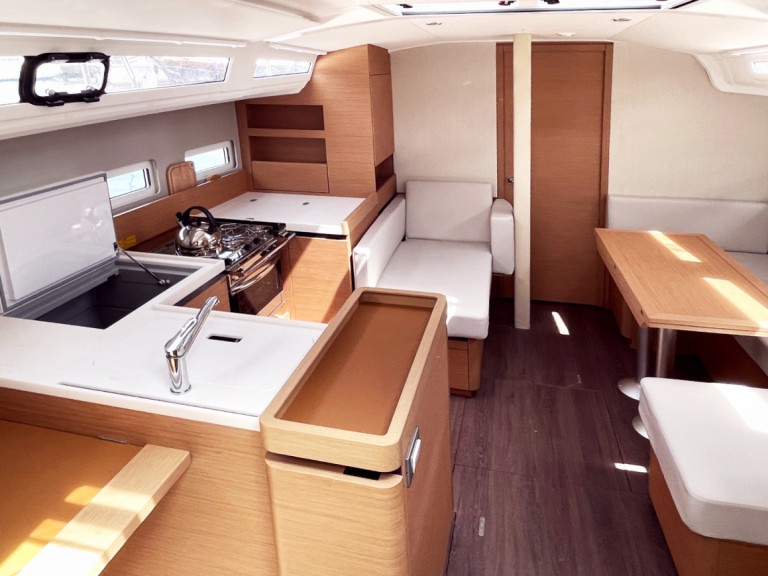 Rent a Jeanneau Sun Odyssey 410 Hyères