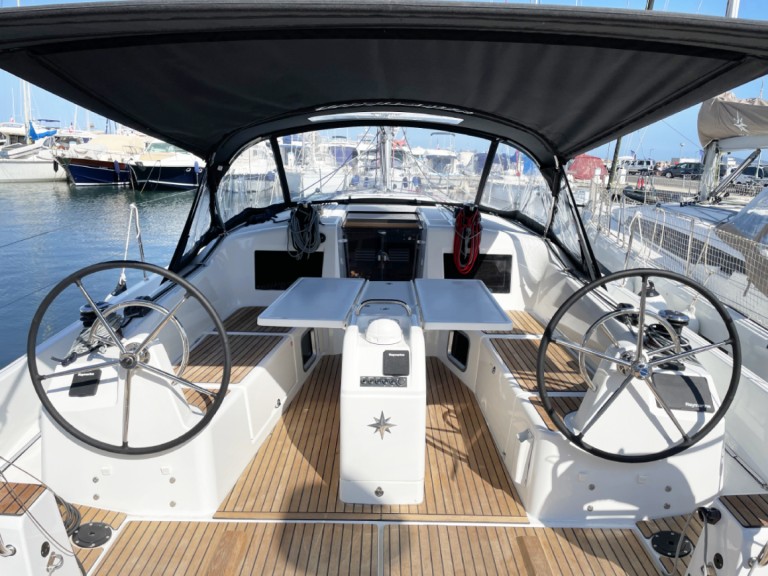 Yacht charter Hyères cheap Sun Odyssey 410