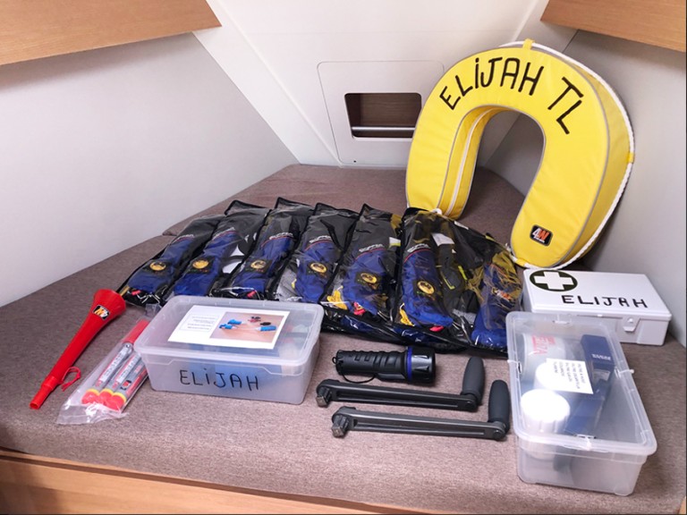 Sailboat for rent Hyères at the best price