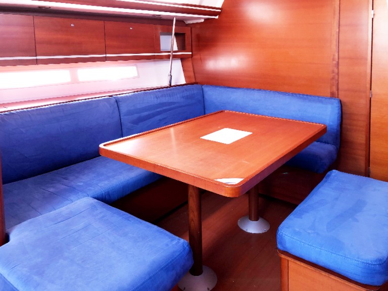 Sailboat for rent Hyères at the best price