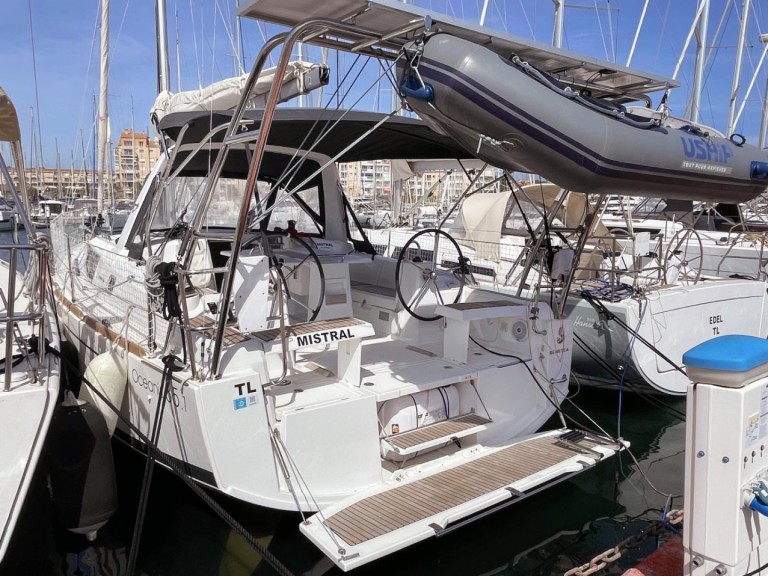 Sailboat rental in Hyères - Bénéteau Oceanis 35.1
