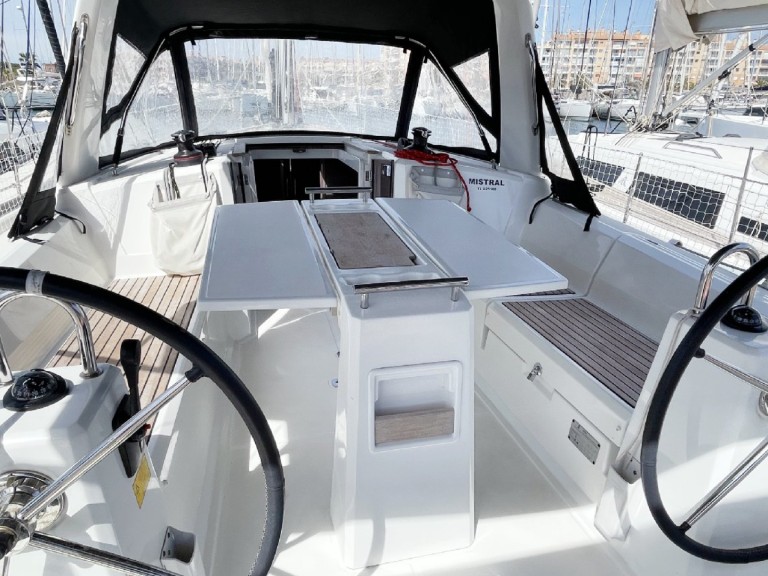 Boat rental Bénéteau Oceanis 35.1 in Hyères on Samboat