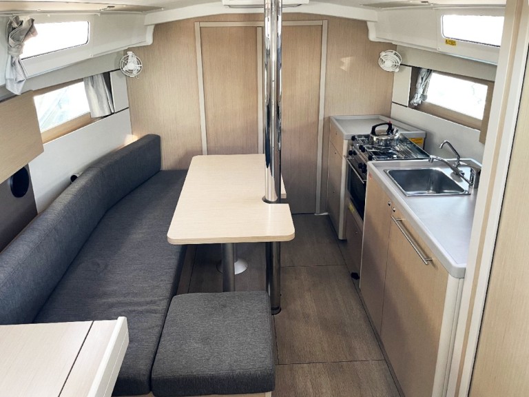 Sailboat rental with or without captain Bénéteau Hyères