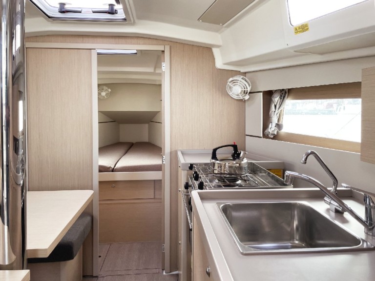 Sailboat for rent Hyères at the best price