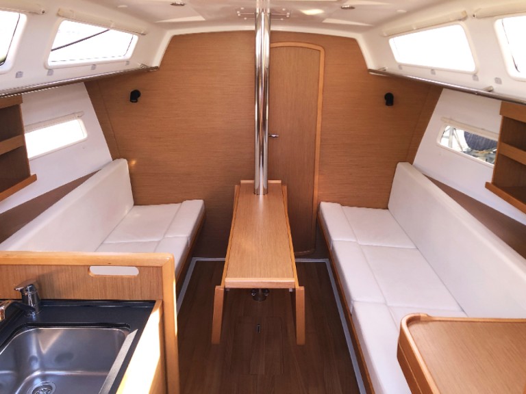 Yacht charter Hyères cheap Sun Odyssey 319