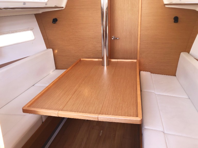 Sailboat rental in Hyères - Jeanneau Sun Odyssey 319