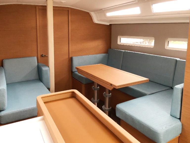 Sailboat for rent Hyères at the best price