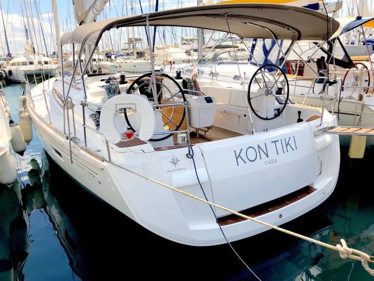 Jeanneau Sun Odyssey 519 charter bareboat or captained in  Lefkáda