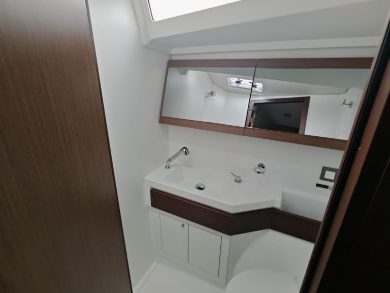 Boat rental Bénéteau Oceanis 46.1 in Vibo Marina on Samboat