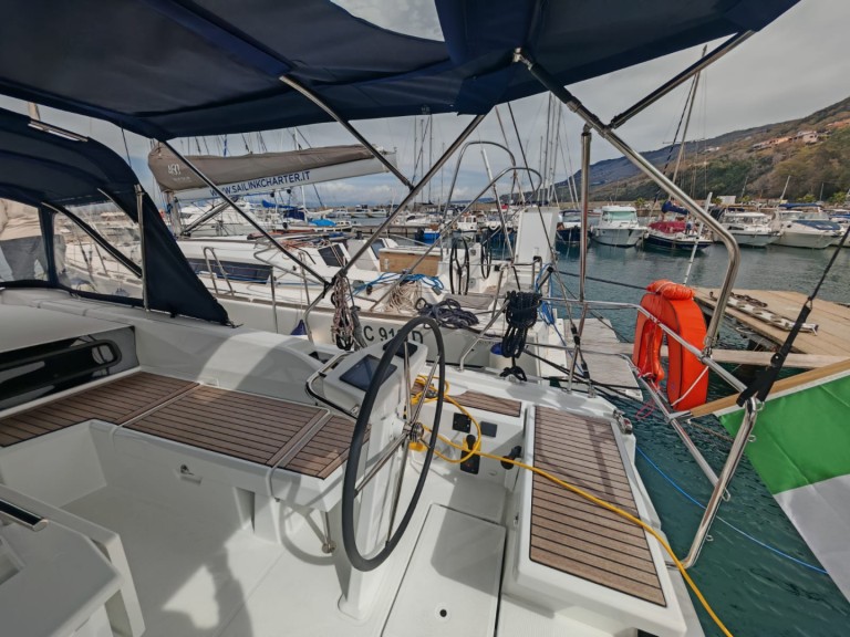 Sailboat rental with or without captain Bénéteau Vibo Marina