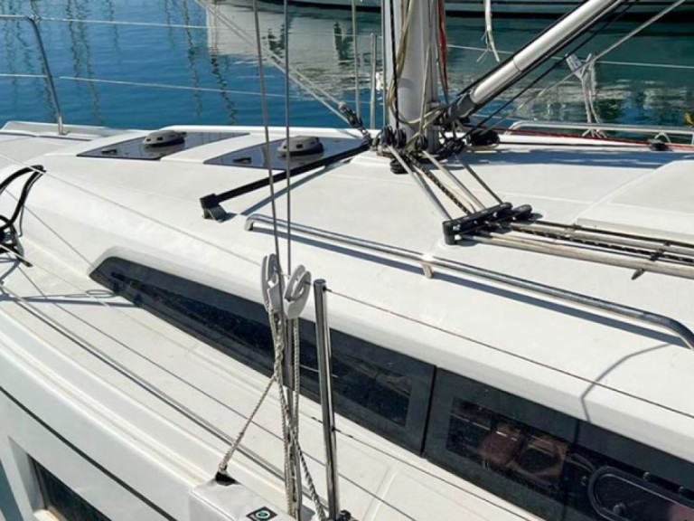 Boat rental 4 OCEANIS 30.1 - JE (2D/0C/0P) in Bandol on Samboat