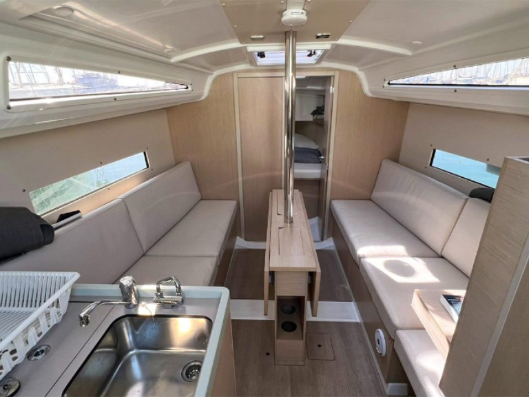 4 OCEANIS 30.1 - JE (2D/0C/0P) in Bandol on SamBoat