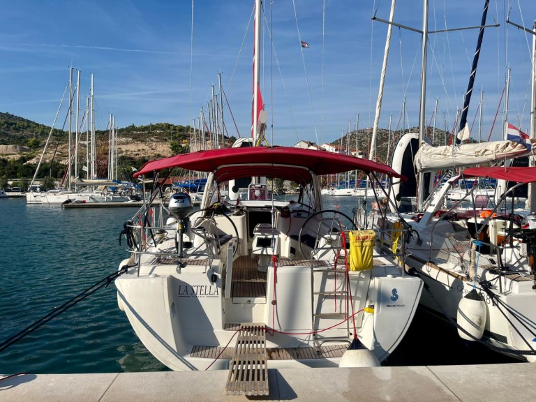 Rent a Bénéteau Oceanis 50 Family Marina (City)