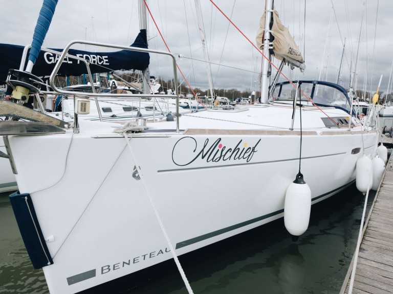 Bénéteau Oceanis 37 in Hamble-le-Rice on SamBoat