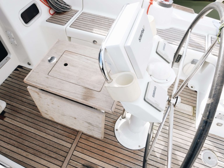 Yacht charter Hamble-le-Rice cheap Oceanis 37