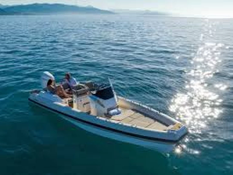 Lomac Turismo 7.0 in Marina de Portimão on SamBoat