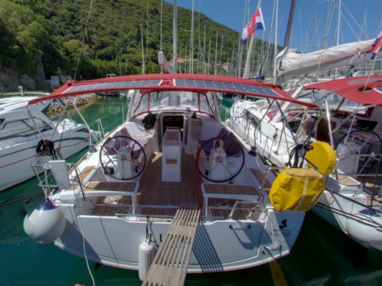 Rent a Bénéteau Oceanis 38.1 Komolac