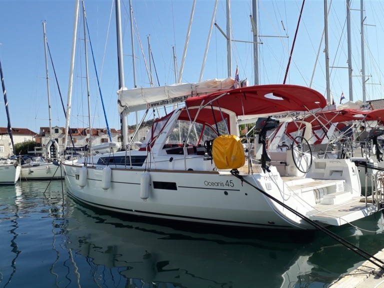 Rent a Bénéteau Oceanis 45 Split
