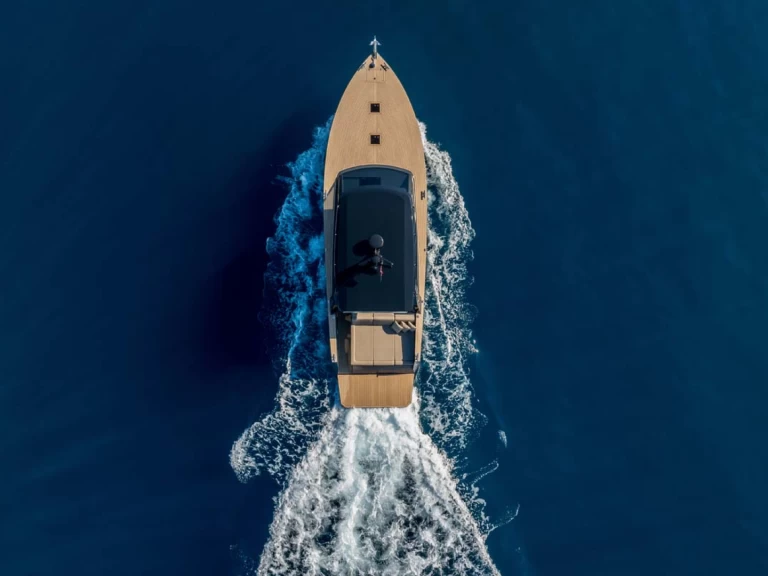 Bareboat Rental Luxury Yacht Colnago with a boat licence