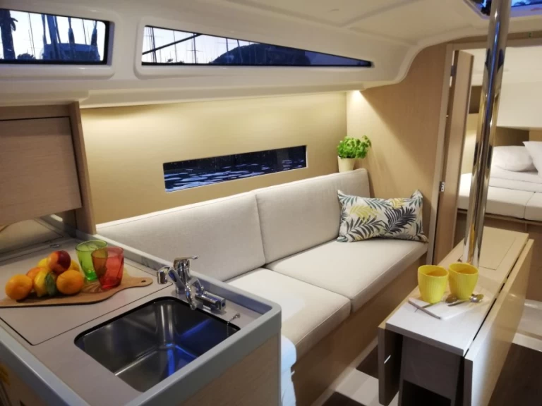 Rent a Bénéteau Oceanis 30.1 Pomer