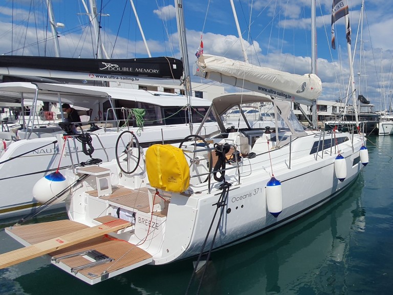 Boat rental Bénéteau Oceanis 37.1 in Split on Samboat