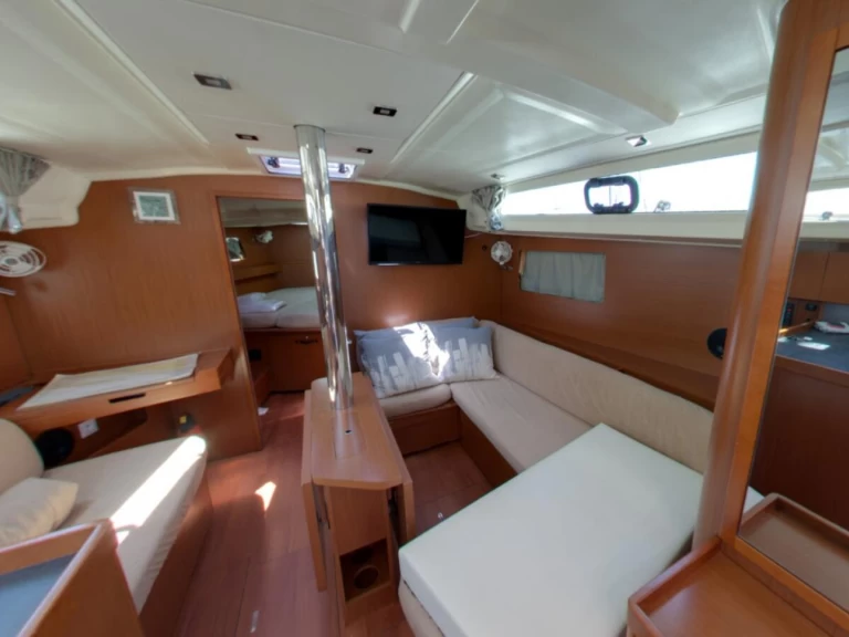 Bareboat Rental Sailboat Bénéteau with a boat licence