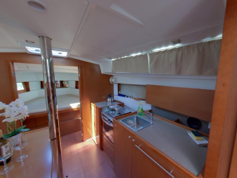 Sailboat for rent Komolac at the best price