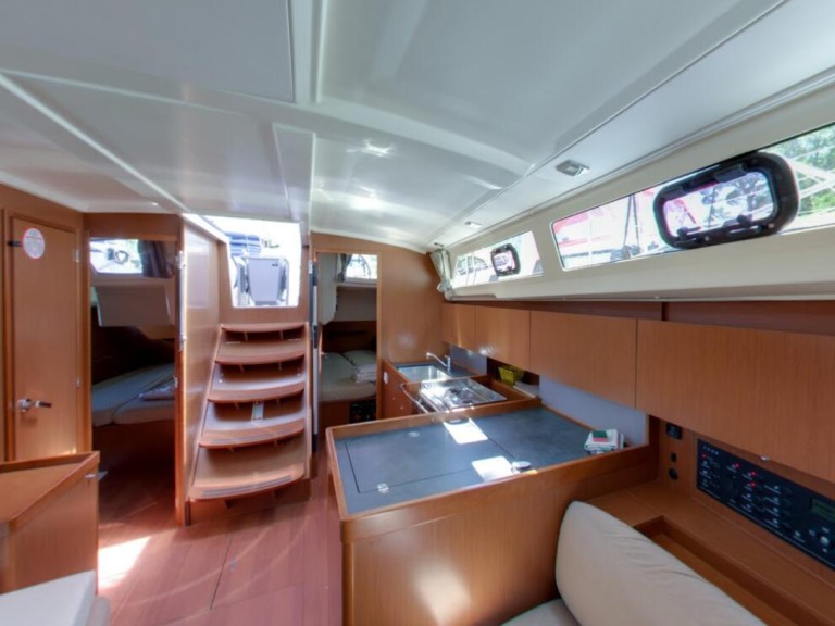 Boat rental Bénéteau Oceanis 38.1 in Komolac on Samboat