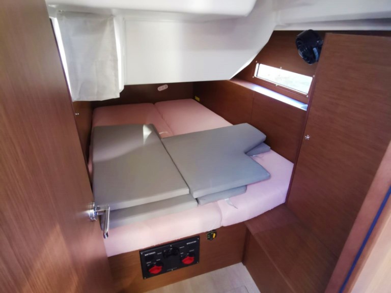 Yacht charter Pomer cheap Oceanis 40.1