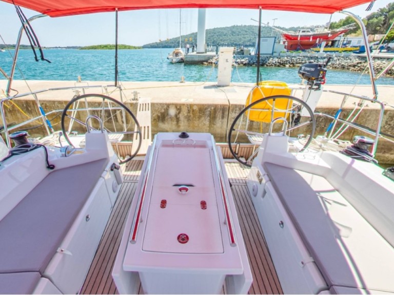 Yacht charter Pomer cheap Oceanis 40.1