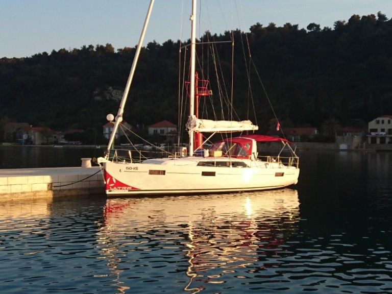 Rent a Bénéteau Oceanis 41.1 Komolac