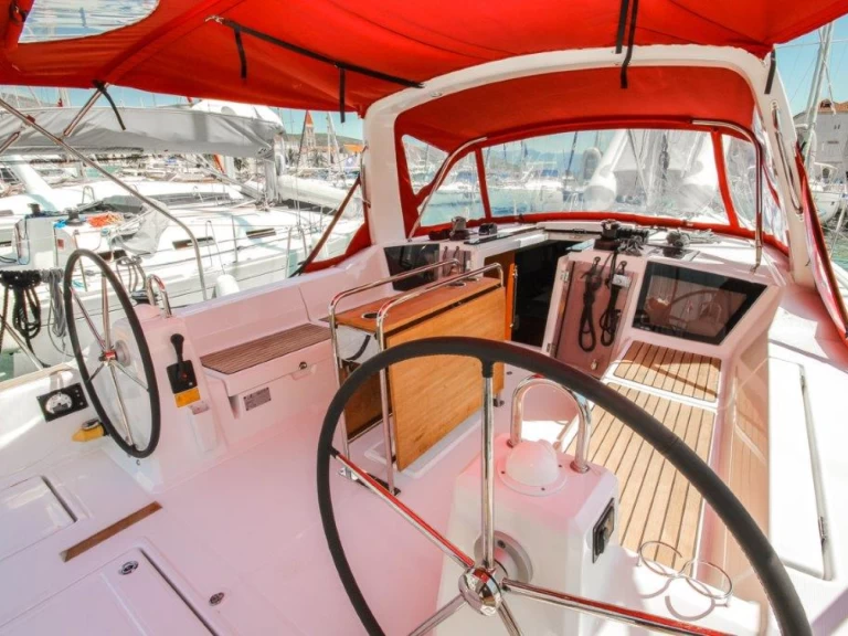 Rent a Bénéteau Oceanis 41.1 Pomer