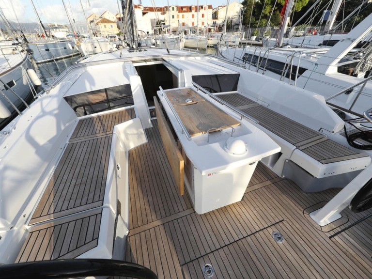 Rent a Bénéteau Oceanis 46.1 Pomer
