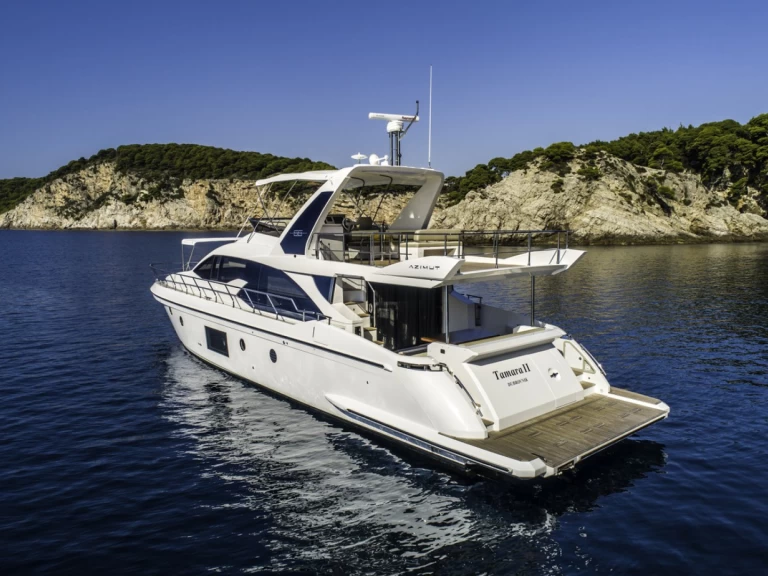 Boat rental Azimut Azimut 66 in Trogir on Samboat