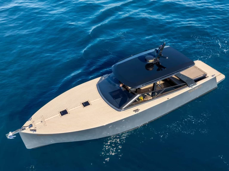 Bareboat Rental Luxury Yacht Colnago with a boat licence