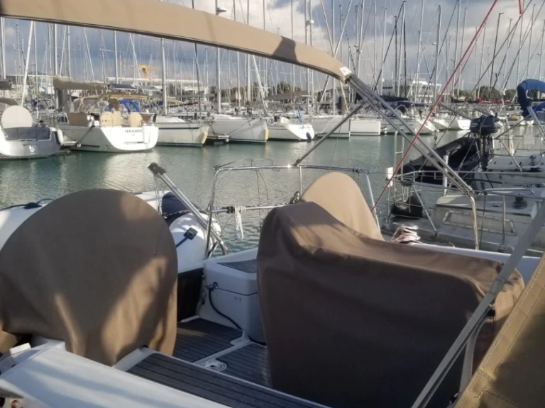 Jeanneau Sun Odyssey 379 in La Rochelle on SamBoat