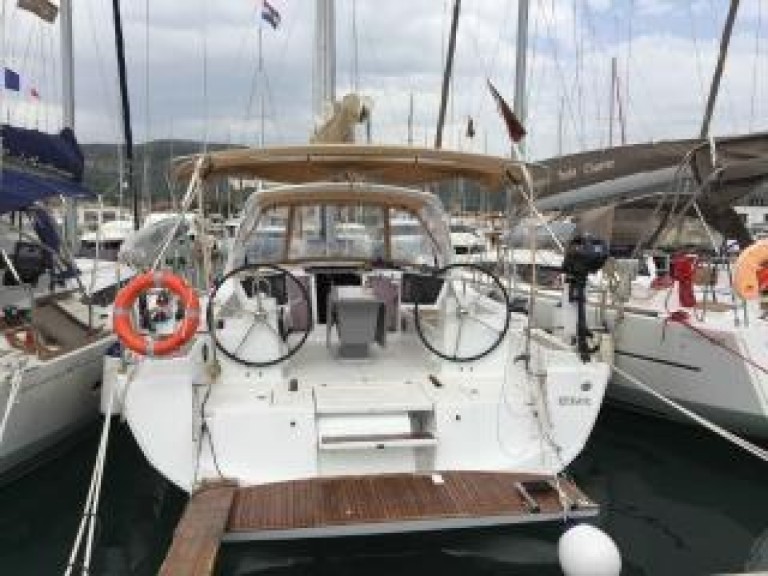 Rent a Bénéteau Oceanis 41.1 Komolac
