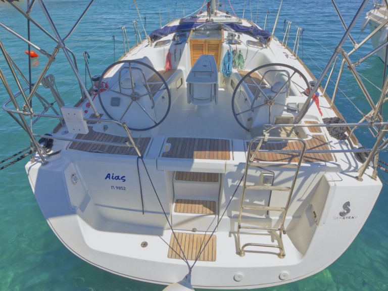 Sailboat rental in Páchi - Bénéteau Oceanis 43